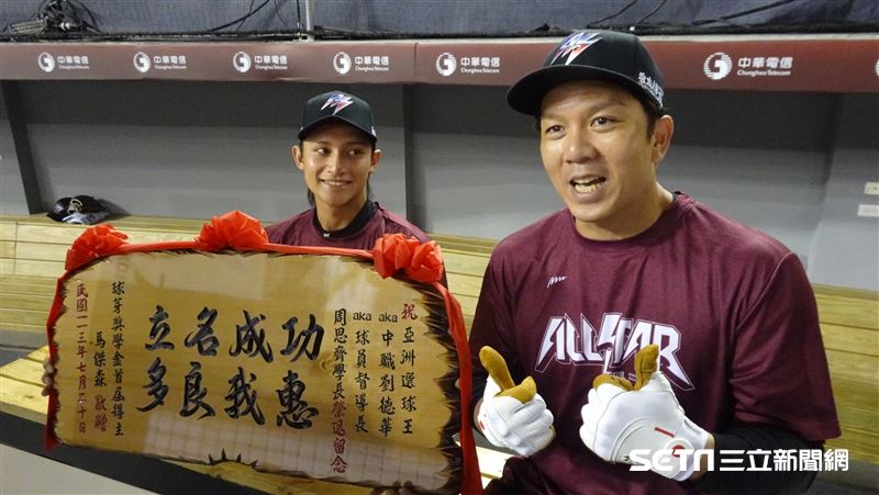 馬傑森贈送周思齊匾額。（圖／記者張沛嘉攝影）