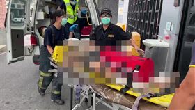 台9線台東鹿野鄉和平路段今天（21日）下午1時許發生一起火燒車事件，一名年約50歲的婦人騎車經過該路段時，不明原因失控從護欄中間穿過，婦人連人帶車摔進水溝，機車起火燃燒，被壓在機車下方的婦人也被燒傷。警消獲報前往救援，婦人雖被路人救出，但全身約有20%-25%的二度灼傷，現已送往醫院急救，詳細事故原因仍待調查釐清。