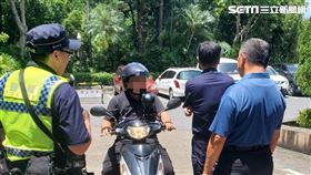 北市田山盛國重回司法院現場，還建議保全使用強力清潔劑效果更好。（圖／翻攝畫面）