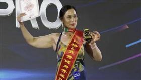 健身房打掃阿嬤3年苦練，技壓年輕美眉，拿下健美冠軍。（圖／潮新聞）