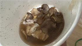 比蟑螂還可怕！雞湯喝到見底驚見「整條馬陸」　他狂嘔：噁心到不行（圖／翻攝自爆怨公社）