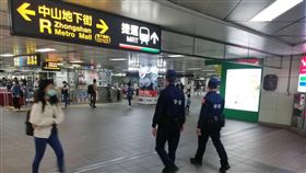 北捷接連發生恐嚇案　警加強捷運路網安全台北捷運公司15日晚間又接獲恐嚇電話，男子聲稱16日要在中山地下街的超商引發爆裂狀況，警方獲報循線於新北市查獲陳嫌。台北市政府警察局捷運警察隊近期增派線上警力巡邏相關站體及車廂，提高大台北捷運路網的安全維護等級。（台北市警察局捷運警察隊提供）中央社記者黃麗芸傳真  110年3月16日