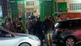 泰49歲狠父持槍「綁架女兒」對峙警方8小時， 1員警身中多彈不治。 (圖／翻攝Ｘ@BangkokPost)
