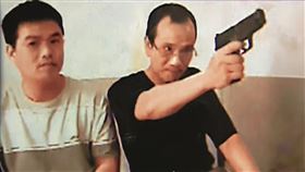 薛球（右）陳益華（左）在中國錄製光碟，並寄回台灣恐嚇演藝圈大咖。（翻攝畫面）