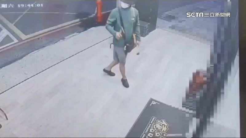 客不滿偷竊被逮　竟持鐵鎚砸火鍋店報復