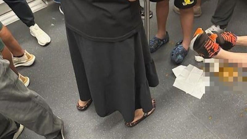 大陸男童車廂內拉屎　媽1動作讓人拳頭硬