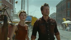 格蘭鮑威爾（左）、黛西埃德加瓊斯在《龍捲風暴》追著龍捲風跑。（圖／華納兄弟提供）