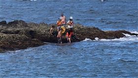 新北市瑞芳區象鼻岩附近水域昨天（21日）下午發生一起意外，一輛遊艇因引擎故障擱淺、船體傾斜，7名乘客下船逃生受困在礁岩上，海巡人員獲報到場救援，順利將7名乘客救出帶回漁港。