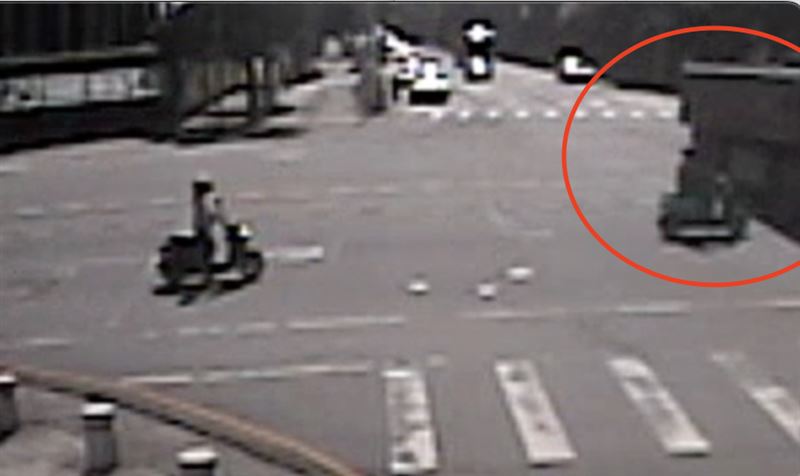 砂石車闖紅燈撞癱26歲騎士，女司機未和解一毛不賠，一審判1年2月。（圖／資料照）