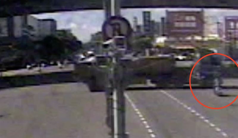 砂石車闖紅燈撞癱26歲騎士，女司機未和解一毛不賠，一審判1年2月。（圖／資料照）