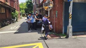 ▲北市警巡邏發現一名男子突然倒地，疑似中暑釀禍。（圖／翻攝畫面）