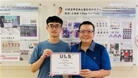 台科大以AI辨識CT掃描影像  2秒辨識多類病灶台灣科技大學教授王靖維（右）率團隊開發「通用3D病灶分割AI模型」，可用於電腦斷層CT掃描影像，辨識與分割多類別的胸腹部病灶，獲國際醫療3D CT影像AI競賽（The Universal Lesion Segmentation ’23 Challenge，ULS23）第3名。（台科大提供）中央社記者許秩維傳真  113年7月22日