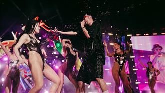 熱狗濕身曝喜訊　遭辣妹圍繞極樂畫面流出