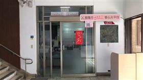 基隆市府社會處一名男科長被爆性騷女下屬，被害女社工指控，該名科長經常趁機對她掐肩膀、摸手，她不堪其擾大聲喝阻，對方竟將她拉進會議室，企圖對她施壓。基隆市府指出，已將該名科長調離社會處，並改任非主管職務，全案正進行調查中，如確認性騷擾屬實，將移請考績會予以懲處。