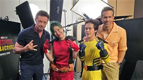 《死侍與金鋼狼》休傑克曼、萊恩雷諾斯、HowHow（陳孜昊）與丹妮婊姐。（圖／漫威影業提供）