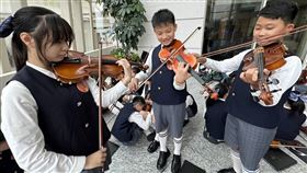 星萊佛士青少年音樂賽  台國小奪首獎第10屆新加坡萊佛士國際青少年藝術節登場，新北市新莊國小弦樂團初次出國參賽就奪下2項最高榮譽的「榮譽金獎」。中央社記者吳昇鴻新加坡攝  113年7月22日