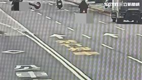 北市林男騎車行經重慶北路二段時撞飛違規穿越馬路的陳婦。（圖／翻攝畫面）