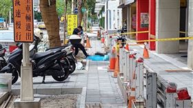 台北市忠孝東路三段今天（22日）中午發生一起墜樓意外，一名女子疑似從大樓墜落在人行道上，目擊民眾嚇壞，警消人員獲報到場時，發現該名女子全身多處骨折明顯死亡，警方已封鎖現場進行採證，女子身分及墜樓原因仍待調查釐清。