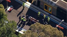 澳洲,嬰兒車,落軌,父子,雙亡,意外（圖／翻攝X平台@MarioNawfal）