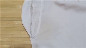 原PO好奇詢問，該如何清除衣服黃漬。（圖／翻攝自我愛全聯-好物老實説臉書）