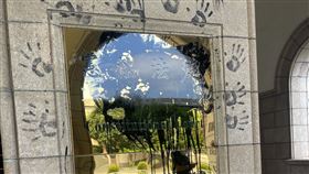 田山盛國在司法院憲法法庭銜牌蓋黑手印。（圖／翻攝畫面）