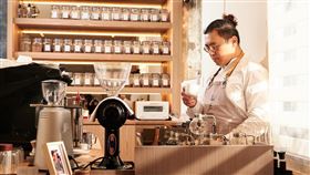 咖啡店「不收藍白支持者」！店內人潮反暴增　突宣布暫不收客