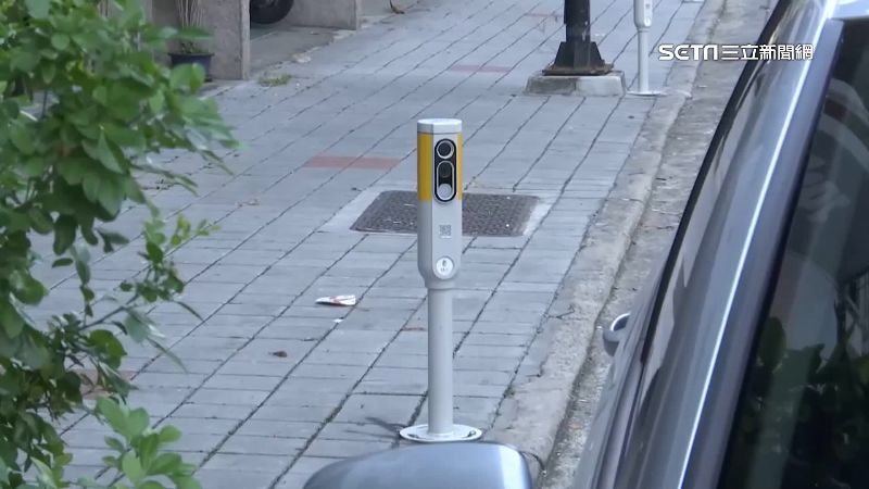 草屯路邊停車柱被穿衣物！民眾愣：躲收費