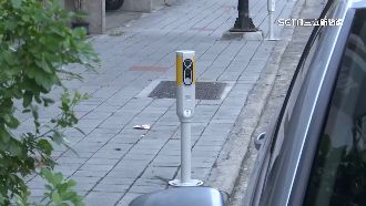 草屯路邊停車柱被穿衣物！民眾愣：躲收費