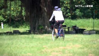 獨／自行車騎堤防撞壁　民眾驚呼：沒標示