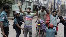▲孟加拉學生反對公職配額制度，在首都達卡的連日抗爭引爆警民衝突。（圖／美聯社／達志影像）

