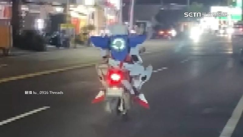 軟墊當材料製道具　外送員扮鋼彈騎車吸睛