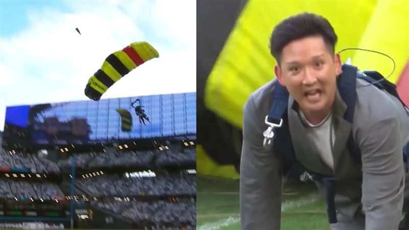 杉谷拳士搭飛行傘空降球場！腿軟站不起來
