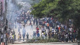 ▲孟加拉學生反對公職配額制度，在首都達卡的連日抗爭引爆警民衝突。（圖／美聯社／達志影像）

