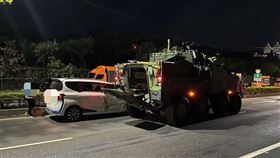 陸軍雲豹裝甲車擦撞民車。（圖／翻攝畫面）
