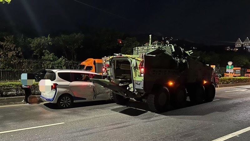 新／漢光演習首日！陸軍雲豹裝甲車撞民車