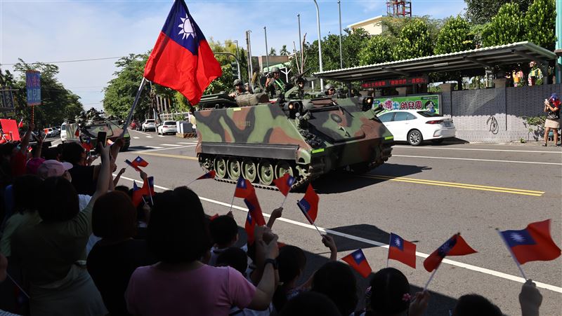 軍演最可愛的一幕！萌童揮國旗替國軍打氣