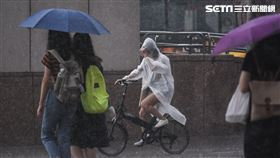 颱風瑪莉亞來襲，台北市區民眾冒風雨下班，風雨、大雨、豪雨。 （圖／記者林敬旻攝）