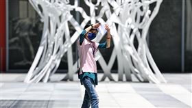 各地天氣炎熱（2）中央氣象署22日下午持續發布高溫資訊，各地天氣高溫炎熱，其中新北市、桃園市、新竹縣、屏東縣為橙色燈號，有攝氏38度極端高溫出現的機率。圖為台北市信義區民眾撐開紙張遮擋烈陽。中央社記者翁睿坤攝  113年7月22日