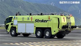 花蓮空軍基地戰備跑道執行外物預防的科目正常展開。（圖／記者劉宇鈞攝影）