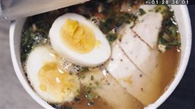 阿Q桶麵加上雞胸肉、溏心蛋堪稱絕配。（業配）