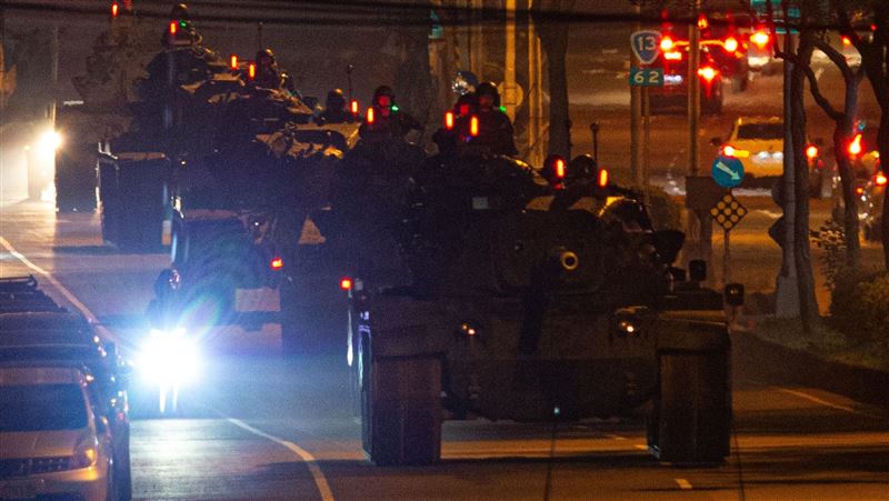 各式戰甲全出動　陸軍趁夜色掩護行蹤