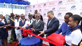 喀國總理約瑟夫出席台泥新廠啟用，台泥喀麥隆廠創造上下游一萬個就業機會，也符合喀國政府希望減少進口原物料依賴的政策。（圖／台泥提供）