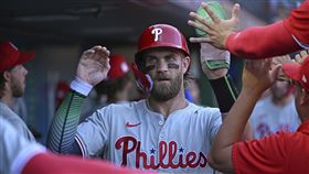 ▲哈波（Bryce Harper）生涯首度到雙城主場出賽，首打席炸裂2分砲。（圖／美聯社／達志影像）