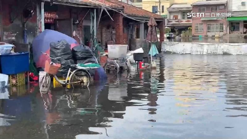 大潮淹東港！上班「穿拖鞋涉水」居民無奈