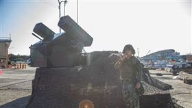 飛彈班班長下達接戰命令，模擬對空中進襲之敵機搜索、鎖定。（圖／陸軍十軍團提供）