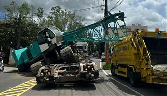 新／拖板車載吊車下坡　過彎滑落險砸人車