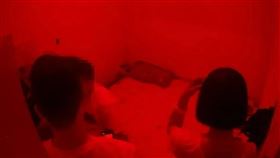 警方在暗藏民宅的私娼寮裡，逮捕42歲的男子與60歲的性工作者交易。（翻攝畫面）