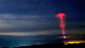 南橫公路大關山隧道口的即時影像，22日晚間捕捉到高空往上噴發呈喇叭形狀紅光。圖／台東縣政府提供