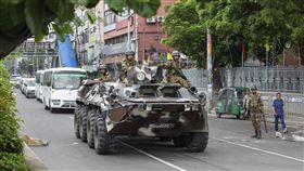 孟加拉首都達卡連日爆發警民衝突，政府於19日宣布全國宵禁，並派軍隊維持治安。（圖／美聯社／達志影像）