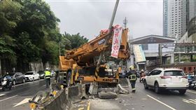 新北,汐科站,大吊車,爆胎,失控,中央分隔島,